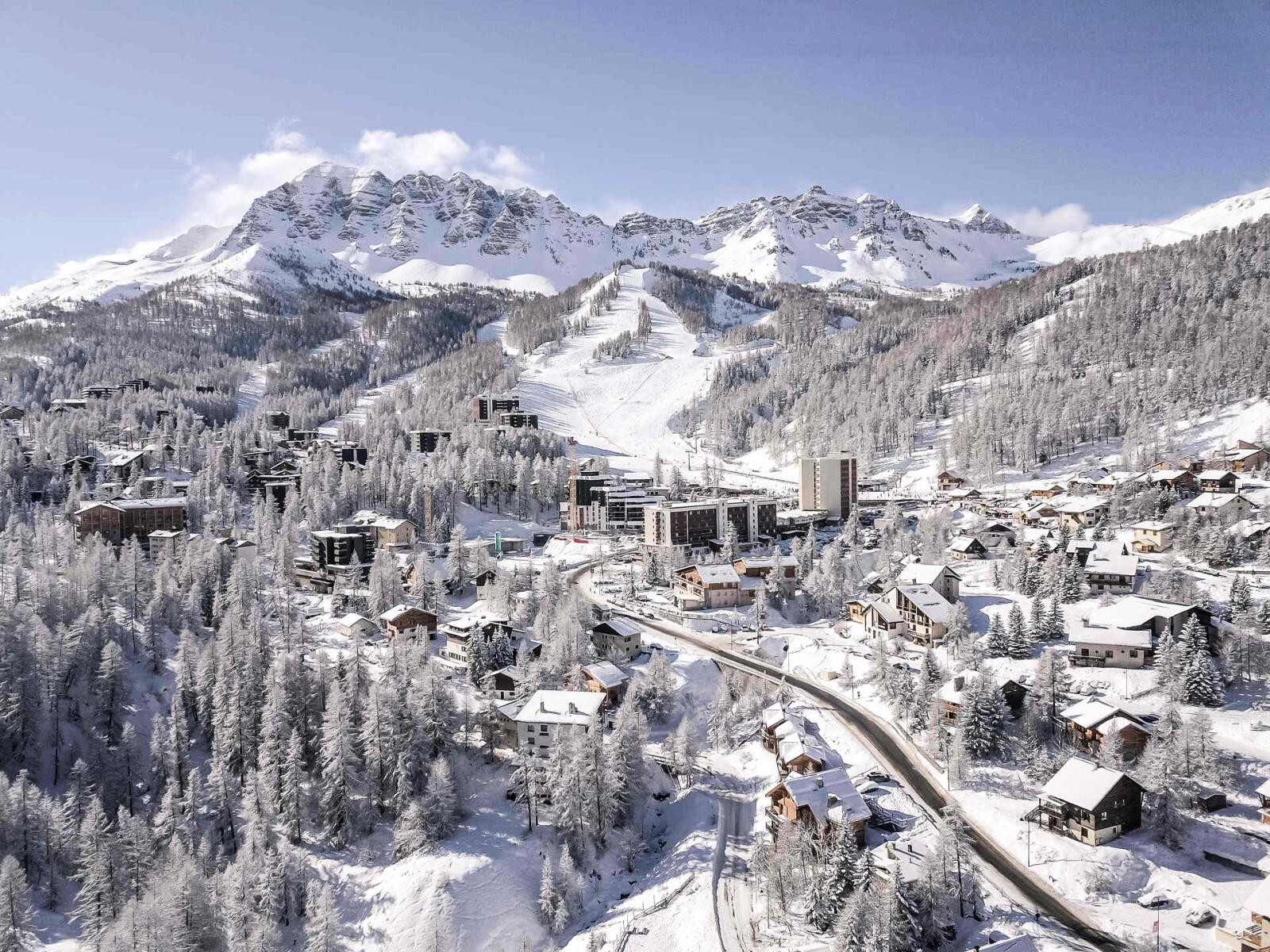 Vue enneigée de Vars Les Claux et des sommets des Hautes-Alpes