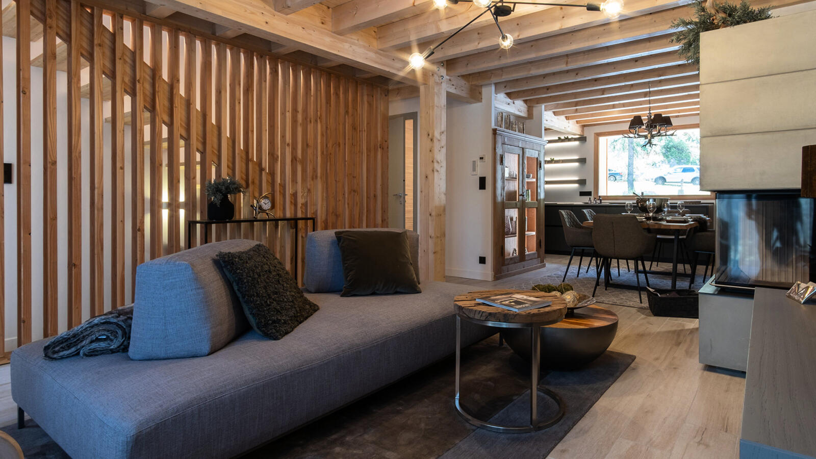 Salon du chalet et son mobilier chaleureux